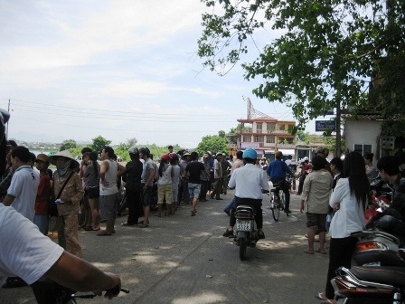 Hàng trăm người quây kín bờ sông xem vớt xác chết - 1