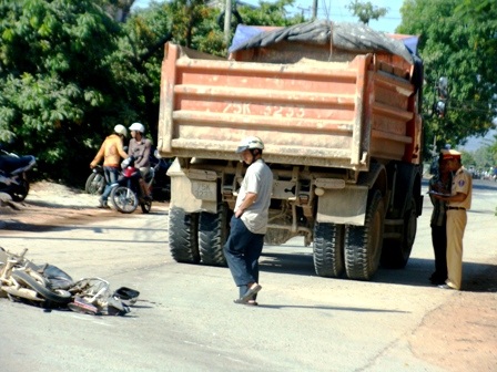 Hung thần xe ben cán chết 1 phụ nữ  - 1
