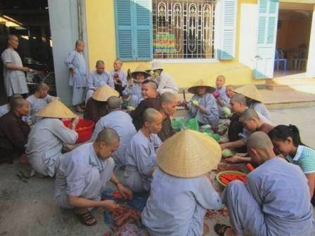 Thức dậy từ 2 giờ sáng chuẩn bị cơm chay cho sĩ tử - 2 Thức dậy từ 2 giờ sáng chuẩn bị cơm chay cho sĩ tử - 2