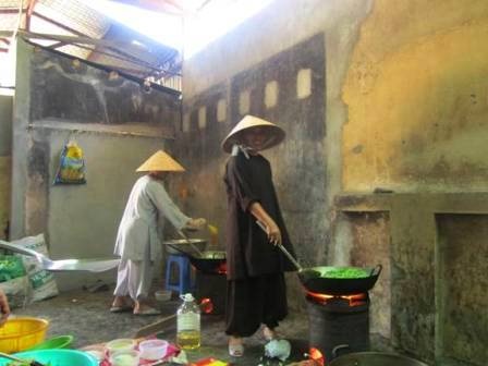 Thức dậy từ 2 giờ sáng chuẩn bị cơm chay cho sĩ tử - 3 Thức dậy từ 2 giờ sáng chuẩn bị cơm chay cho sĩ tử - 3