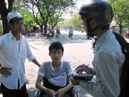 Bị tai nạn gãy chân, vẫn quyết tâm đi thi ĐH - 1