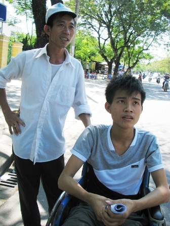 Bị tai nạn gãy chân, vẫn quyết tâm đi thi ĐH - 2