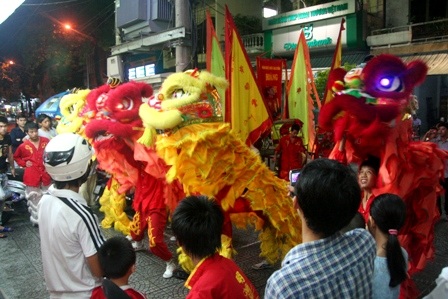 Hàng trăm đoàn lân gây kẹt cứng phố cổ - 11