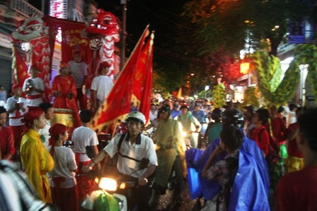 Hàng trăm đoàn lân gây kẹt cứng phố cổ - 3