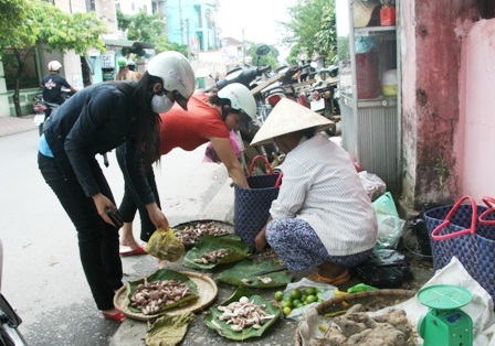Mùa nấm tràm trên đường phố Huế - 11