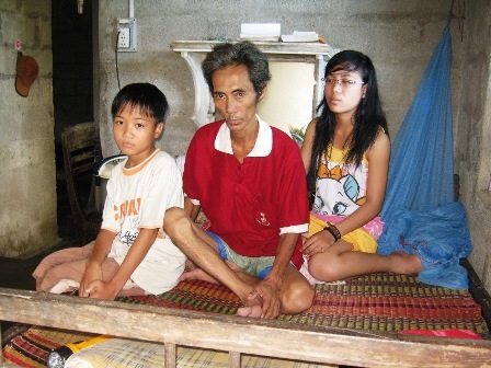 Mẹ mất, ba bệnh nặng, 3 chị em đến trường trong gian khó - 1 Mẹ mất, ba bệnh nặng, 3 chị em đến trường trong gian khó - 1