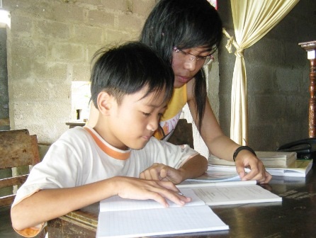 Mẹ mất, ba bệnh nặng, 3 chị em đến trường trong gian khó - 2 Mẹ mất, ba bệnh nặng, 3 chị em đến trường trong gian khó - 2