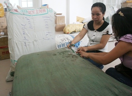 Hàng trăm kg mực khô khi nướng có mùi... chất dẻo - 2