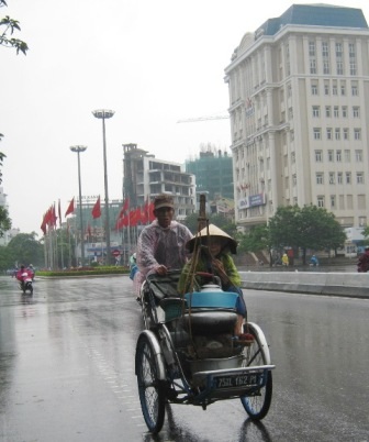 Nhịp sống dưới những cơn mưa dầm ở Huế - 4