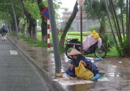 Nhịp sống dưới những cơn mưa dầm ở Huế - 7