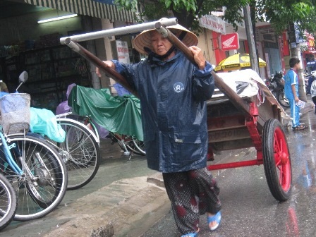 Nhịp sống dưới những cơn mưa dầm ở Huế - 9