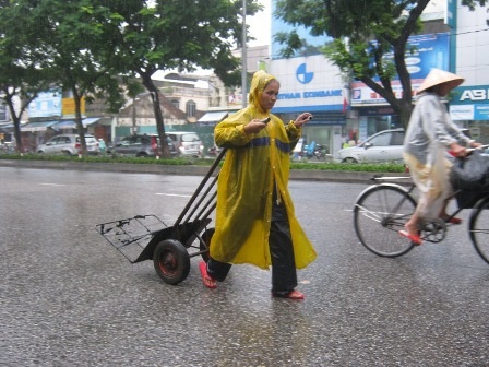 Nhịp sống dưới những cơn mưa dầm ở Huế - 10