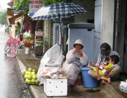 Nhịp sống dưới những cơn mưa dầm ở Huế - 11