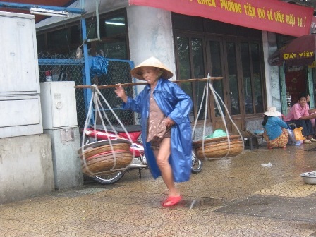 Nhịp sống dưới những cơn mưa dầm ở Huế - 13