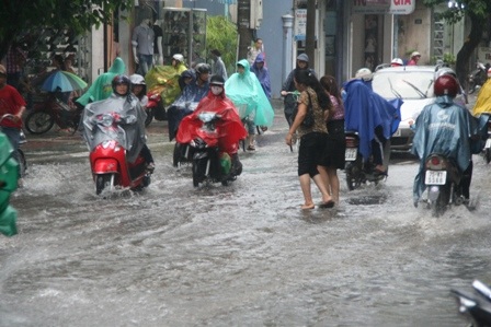 Đường phố Huế ngập trong trận mưa lớn - 1