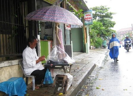 Nhịp sống dưới những cơn mưa dầm ở Huế - 14