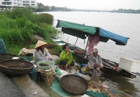 Nhịp sống dưới những cơn mưa dầm ở Huế - 16