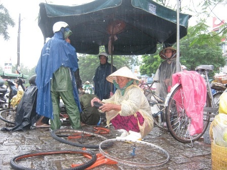 Nhịp sống dưới những cơn mưa dầm ở Huế - 19