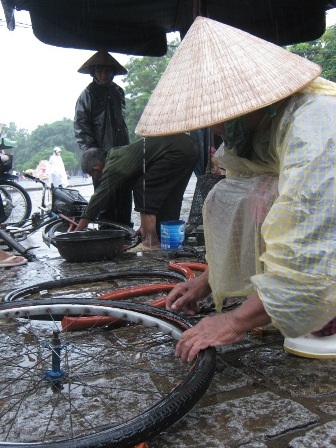 Nhịp sống dưới những cơn mưa dầm ở Huế - 20