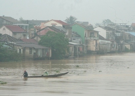 Đường phố Huế ngập trong trận mưa lớn - 4
