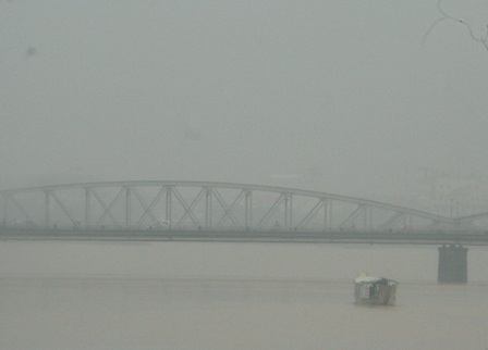 Đường phố Huế ngập trong trận mưa lớn - 5