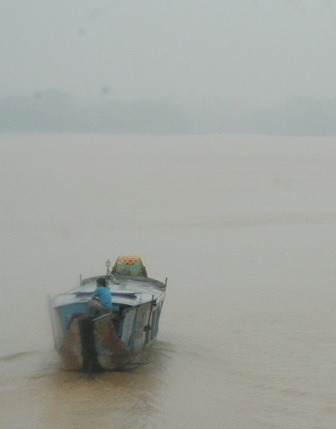 Đường phố Huế ngập trong trận mưa lớn - 6