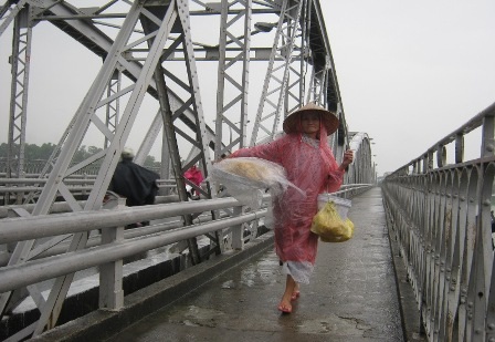 Nhịp sống dưới những cơn mưa dầm ở Huế - 2