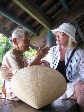 Gặp lại cụ bà 78 tuổi hướng dẫn du lịch bằng tiếng Anh - 1