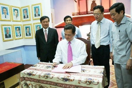 Thủ tướng dự lễ khai giảng tại Trường THPT chuyên Quốc học Huế  - 14