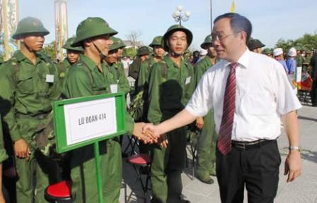 Huế: Gần 600 thanh niên hăng hái lên đường nhập ngũ - 2