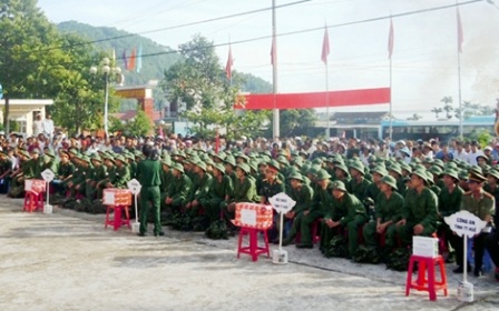 Huế: Gần 600 thanh niên hăng hái lên đường nhập ngũ - 1 Huế: Gần 600 thanh niên hăng hái lên đường nhập ngũ - 1