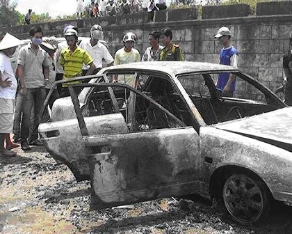 Ô tô 4 chỗ cháy thành than trên đường - 1 Ô tô 4 chỗ cháy thành than trên đường - 1