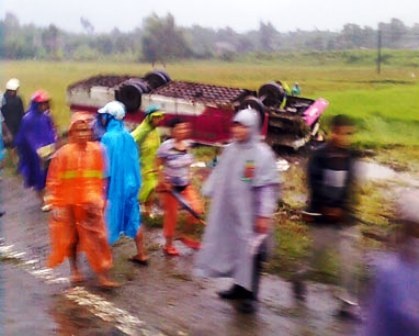 Xe khách lật nhào, 4 người tử vong - 1 Xe khách lật nhào, 4 người tử vong - 1