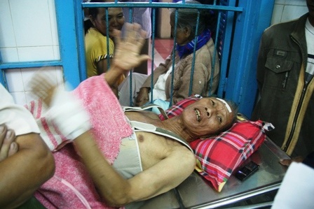 Vụ xe khách lật dưới ruộng: Nạn nhân sống sót kể lại giây phút kinh hoàng  - 1