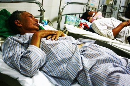 Vụ xe khách lật dưới ruộng: Nạn nhân sống sót kể lại giây phút kinh hoàng  - 2