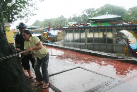 Miền Trung hối hả chạy bão - 28