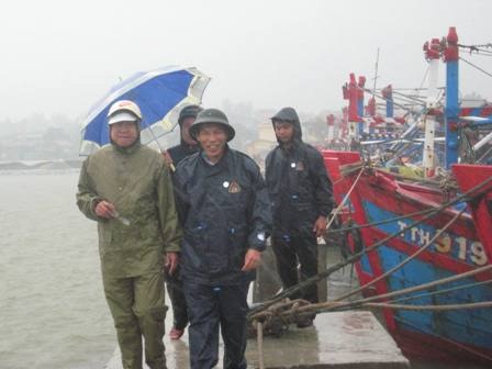 Miền Trung hối hả chạy bão - 34