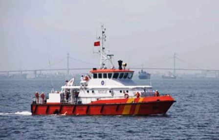 3 ngư dân trên thuyền hỏng máy được cứu sống an toàn - 1