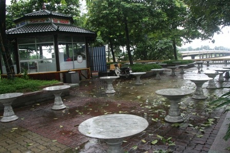 Miền Trung hối hả chạy bão - 37