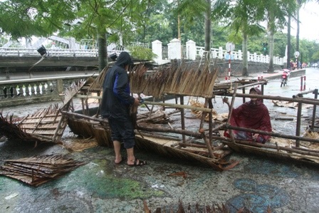 Miền Trung hối hả chạy bão - 24