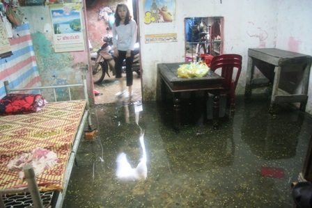 Nhiều tuyến đường trong Thành nội Huế ngập lụt vì mưa lớn - 10