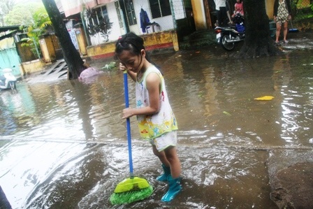 Nhiều tuyến đường trong Thành nội Huế ngập lụt vì mưa lớn - 11