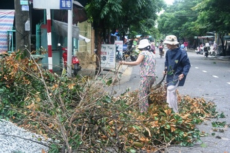 Nhiều tuyến đường trong Thành nội Huế ngập lụt vì mưa lớn - 14