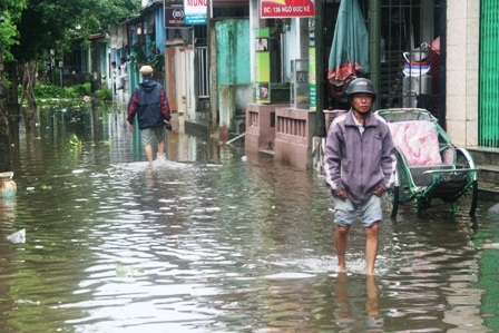 Nhiều tuyến đường trong Thành nội Huế ngập lụt vì mưa lớn - 2