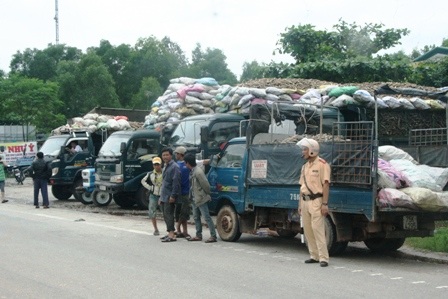 Bán tháo sắn ngập lũ, hàng trăm xe ùn ứ trước nhà máy sắn - 7