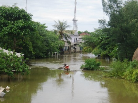 TT-Huế: Hàng trăm hộ dân vùng rốn lũ vẫn còn bị chia cắt - 1 TT-Huế: Hàng trăm hộ dân vùng rốn lũ vẫn còn bị chia cắt - 1