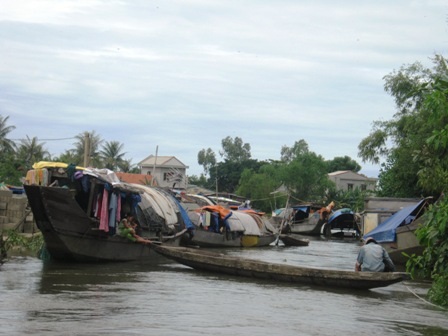 TT-Huế: Hàng trăm hộ dân vùng rốn lũ vẫn còn bị chia cắt - 2 TT-Huế: Hàng trăm hộ dân vùng rốn lũ vẫn còn bị chia cắt - 2