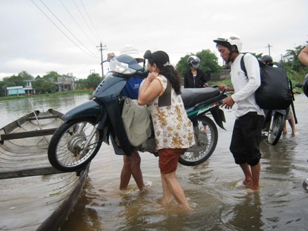 TT-Huế: Hàng trăm hộ dân vùng rốn lũ vẫn còn bị chia cắt - 3 TT-Huế: Hàng trăm hộ dân vùng rốn lũ vẫn còn bị chia cắt - 3