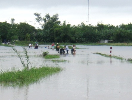 TT-Huế: Hàng trăm hộ dân vùng rốn lũ vẫn còn bị chia cắt - 4 TT-Huế: Hàng trăm hộ dân vùng rốn lũ vẫn còn bị chia cắt - 4