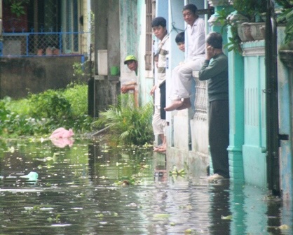 Nhiều tuyến đường trong Thành nội Huế ngập lụt vì mưa lớn - 3
